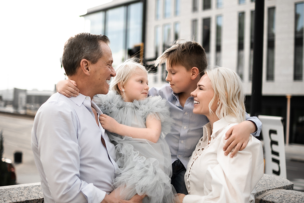  Nashville family photographer showcasing a stylish family photoshoot in downtown Nashville, TN