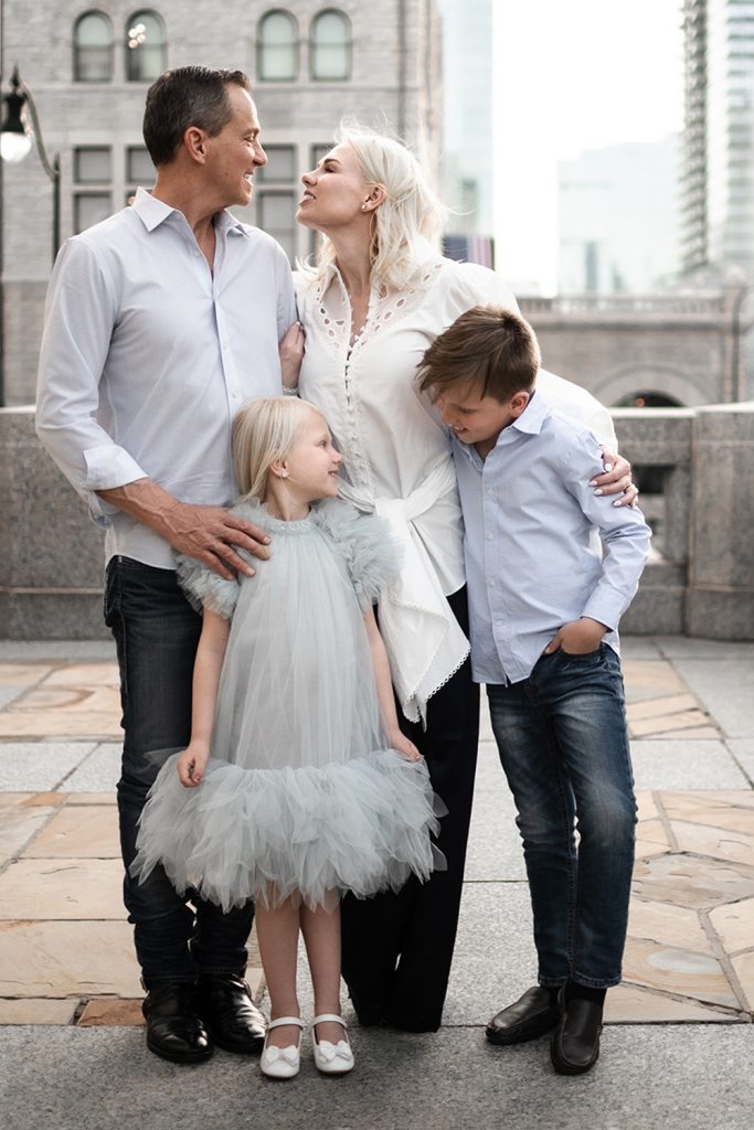  Nashville family photographer showcasing a stylish family photoshoot in downtown Nashville, TN